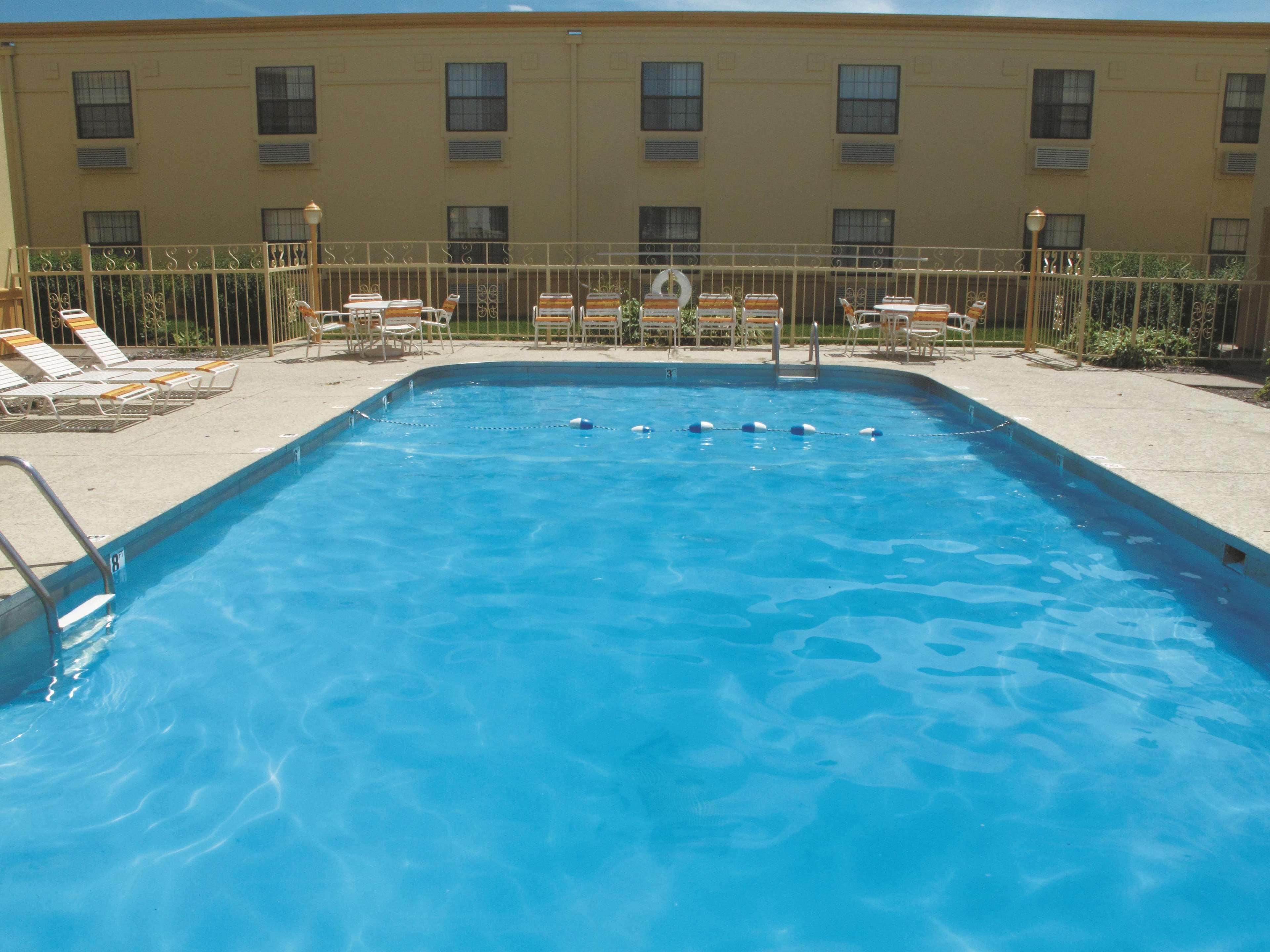 La Quinta Inn By Wyndham Moline Airport Екстер'єр фото