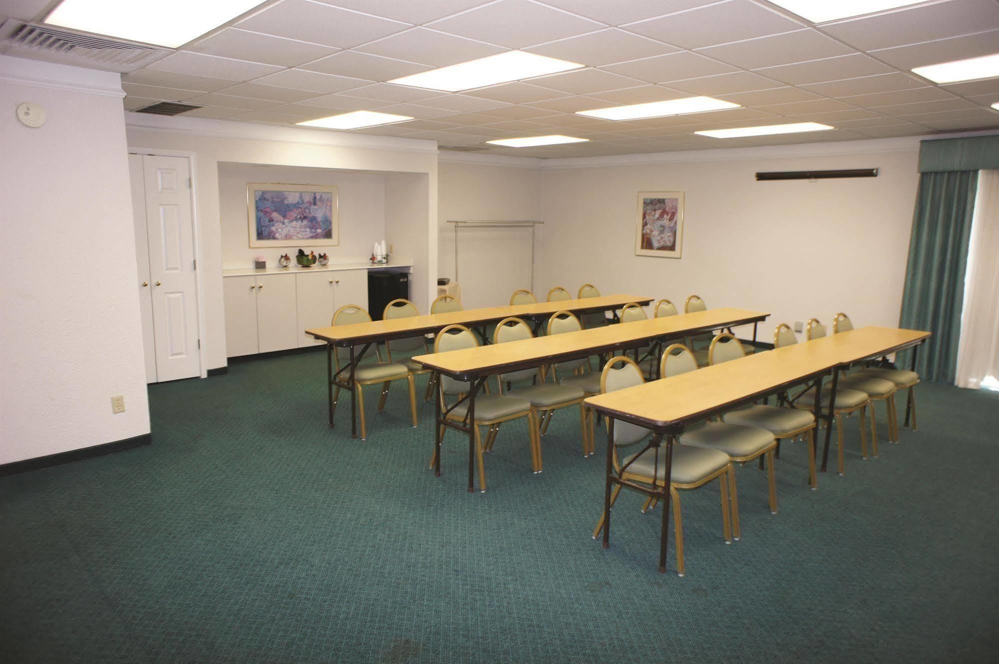 La Quinta Inn By Wyndham Moline Airport Екстер'єр фото