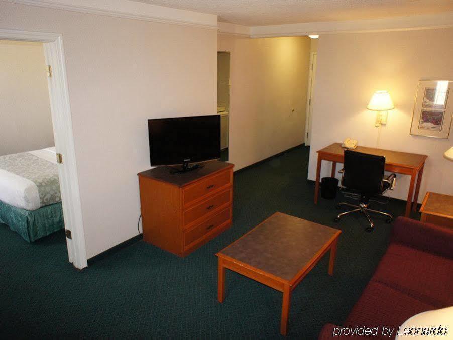La Quinta Inn By Wyndham Moline Airport Екстер'єр фото
